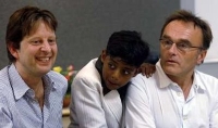El productor Christian Colson y Danny Boyle junto a Ismail uno de los niños de Slumdog Millionaire